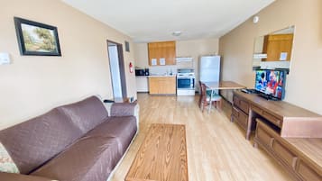 Deluxe Studio Suite, 2 Beds - Kitchen | Wohnbereich