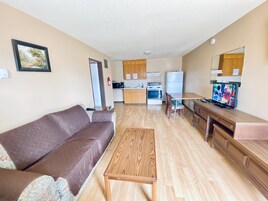 Deluxe Studio Suite, 2 Beds - Kitchen | Zona de estar | Televisión LCD de 42 pulgadas con canales por cable, una televisión