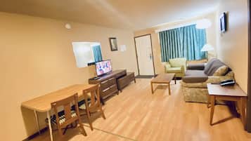 Deluxe Studio Suite, 2 Beds - Kitchen | Living area