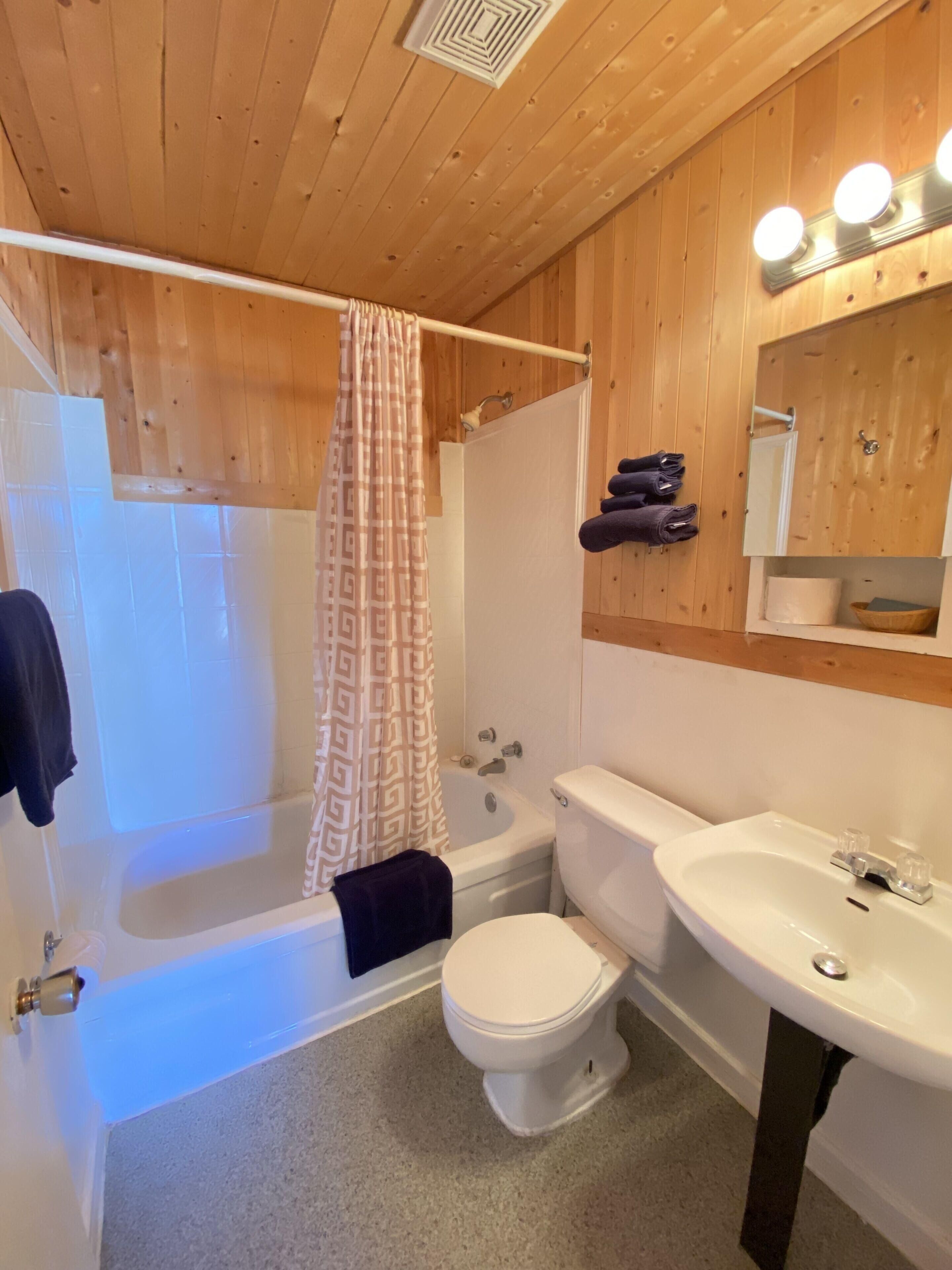 Studio, 1 Queen Bed | Bathroom