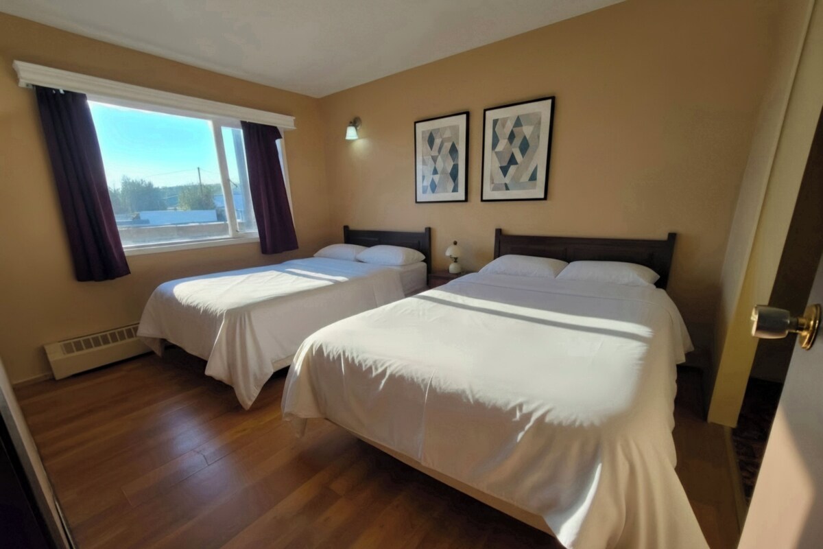 Deluxe Studio Suite, 2 Beds - Kitchen | Lit avec matelas à plateau-coussin, bureau