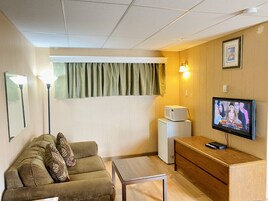 Deluxe Room, 1 Queen Bed, Non Smoking | Television