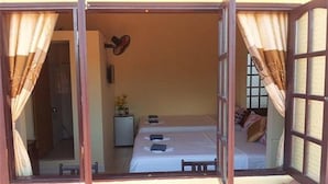 Una habitación con cama, una mesita y una mesita de noche.