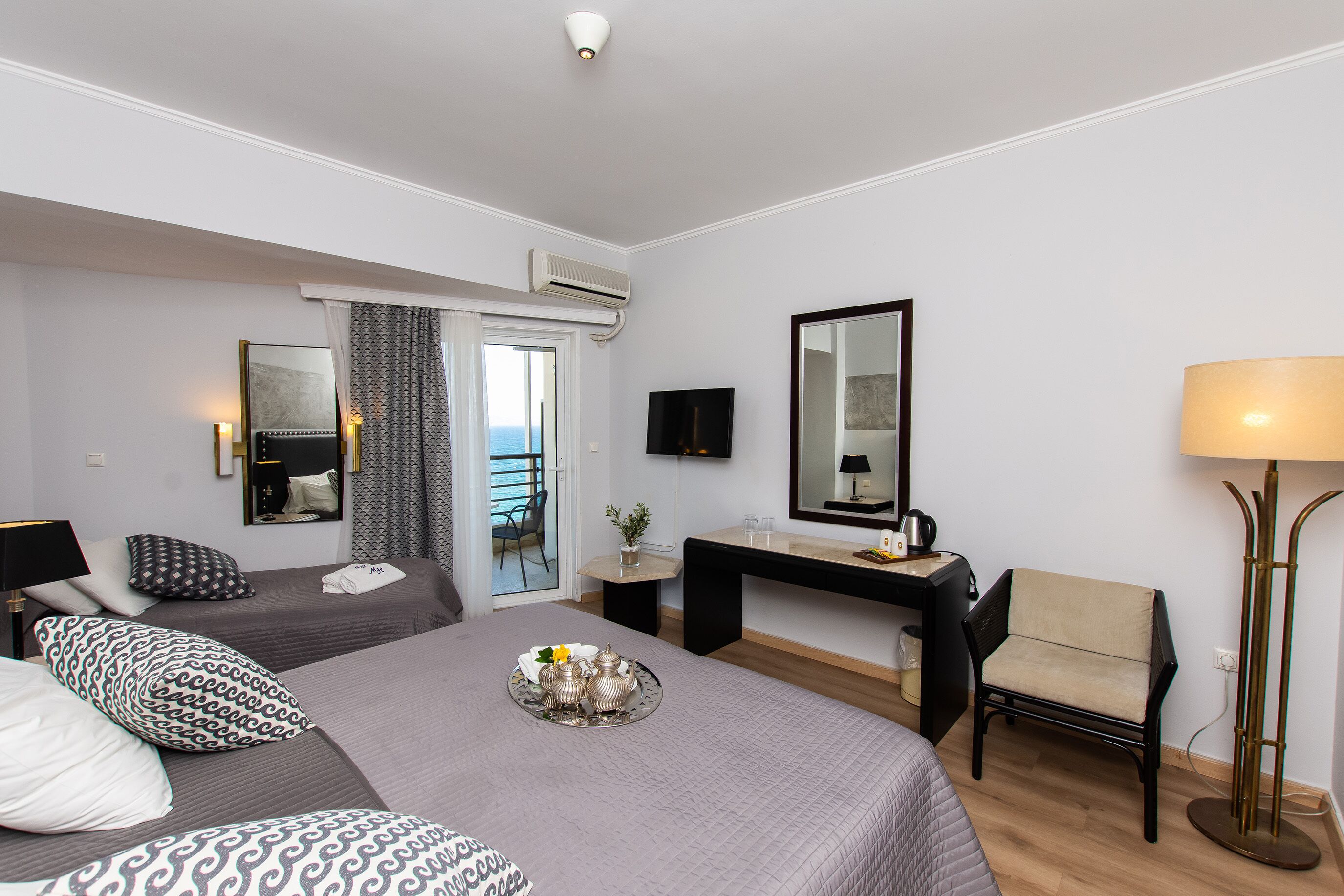 triple room, sea view | 1 bedroom, in-room safe, desk, blackout curtains