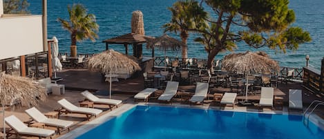 Piscine extérieure, parasols de plage, chaises longues