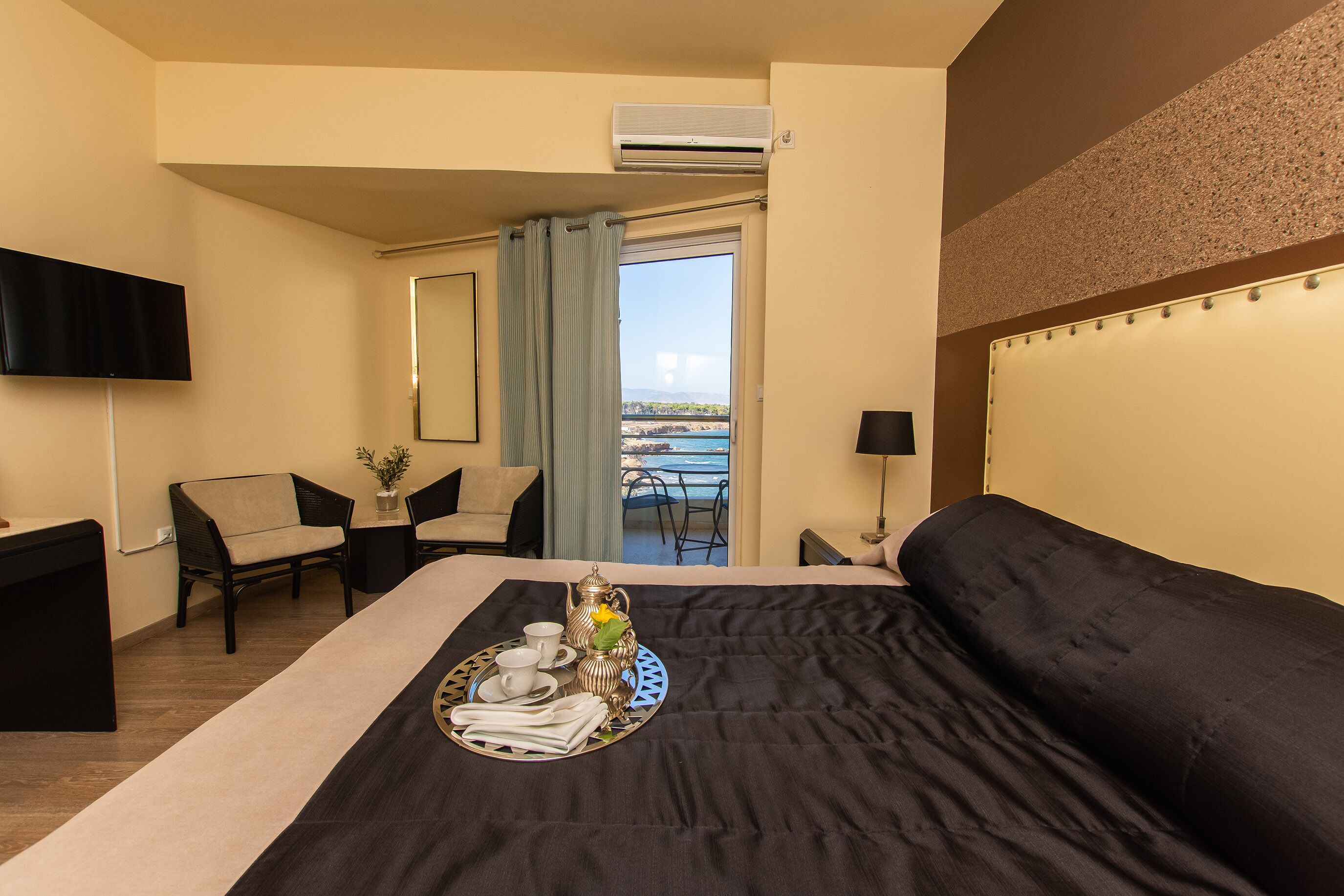 double or twin room, partial sea view | 1 bedroom, in-room safe, desk, blackout curtains