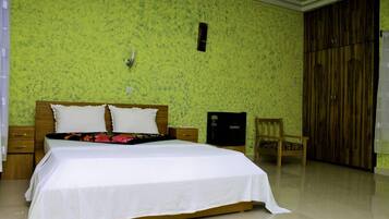 Exclusive Double Room, 1 Queen Bed, Executive Level | Memory foam beds, in-room safe, individually decorated