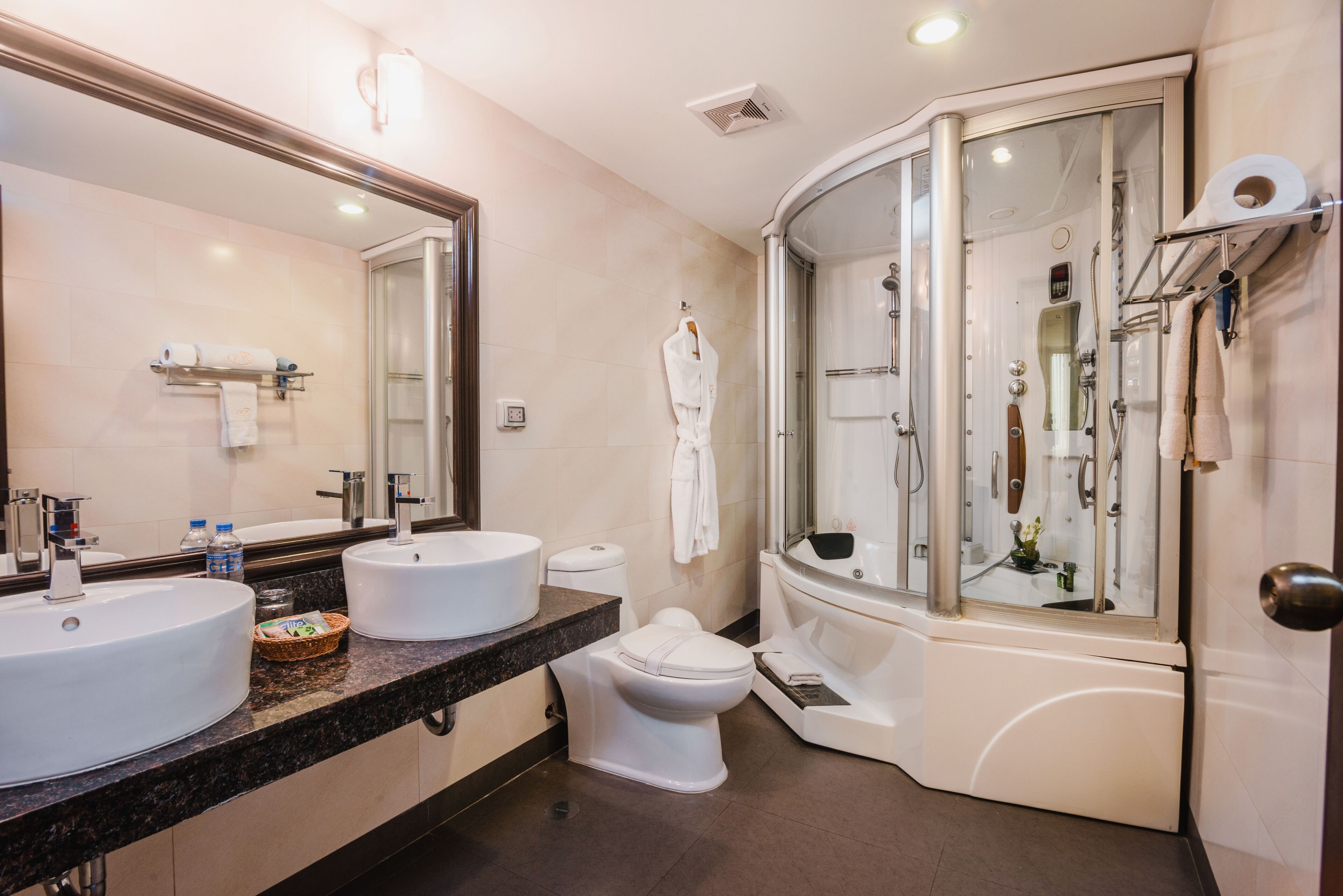 executive suite, 1 king bed | bathroom | shower, rainfall showerhead, free toiletries, hair dryer
