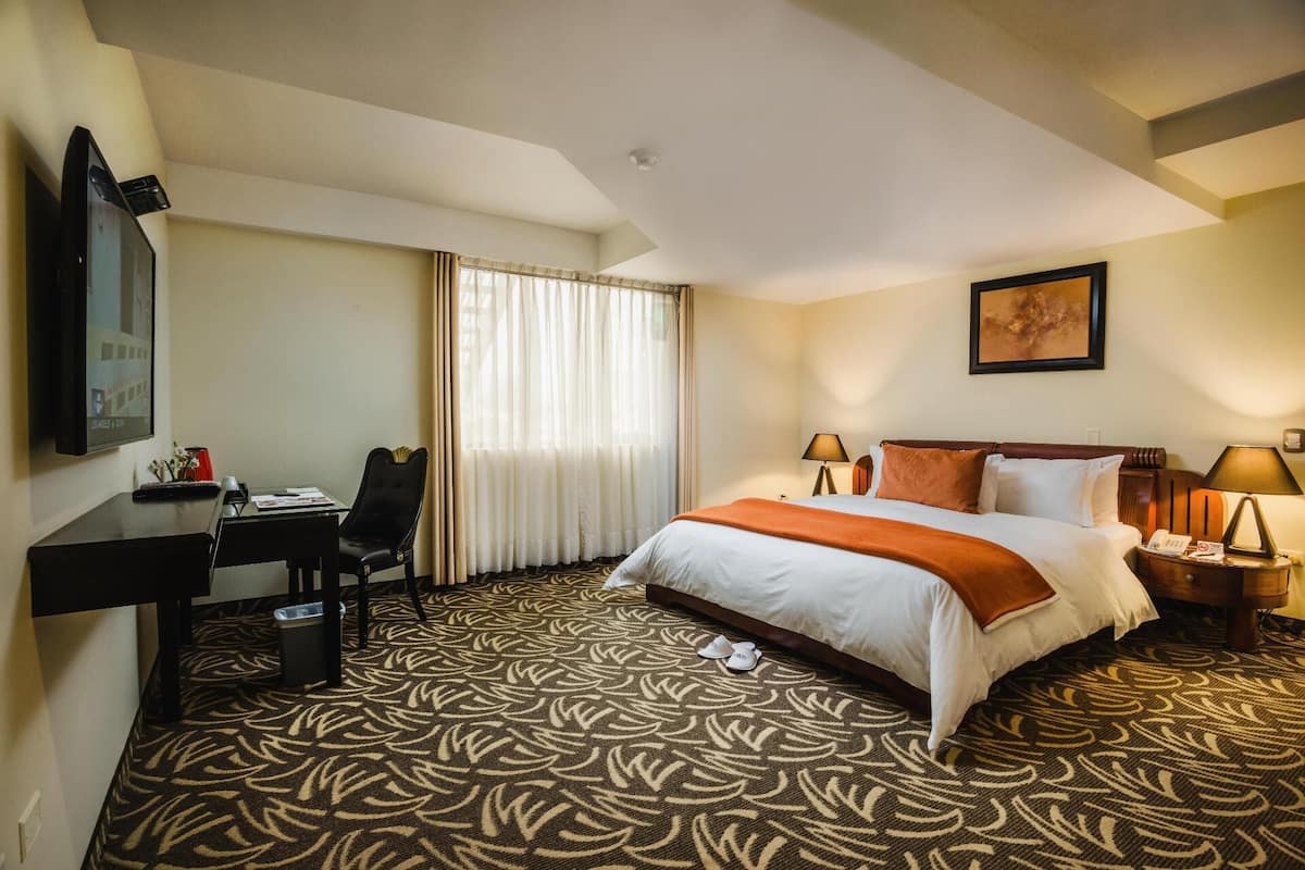 Down comforters, in-room safe, desk, blackout drapes