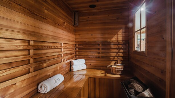 Een houten cabin met banken en een raam.