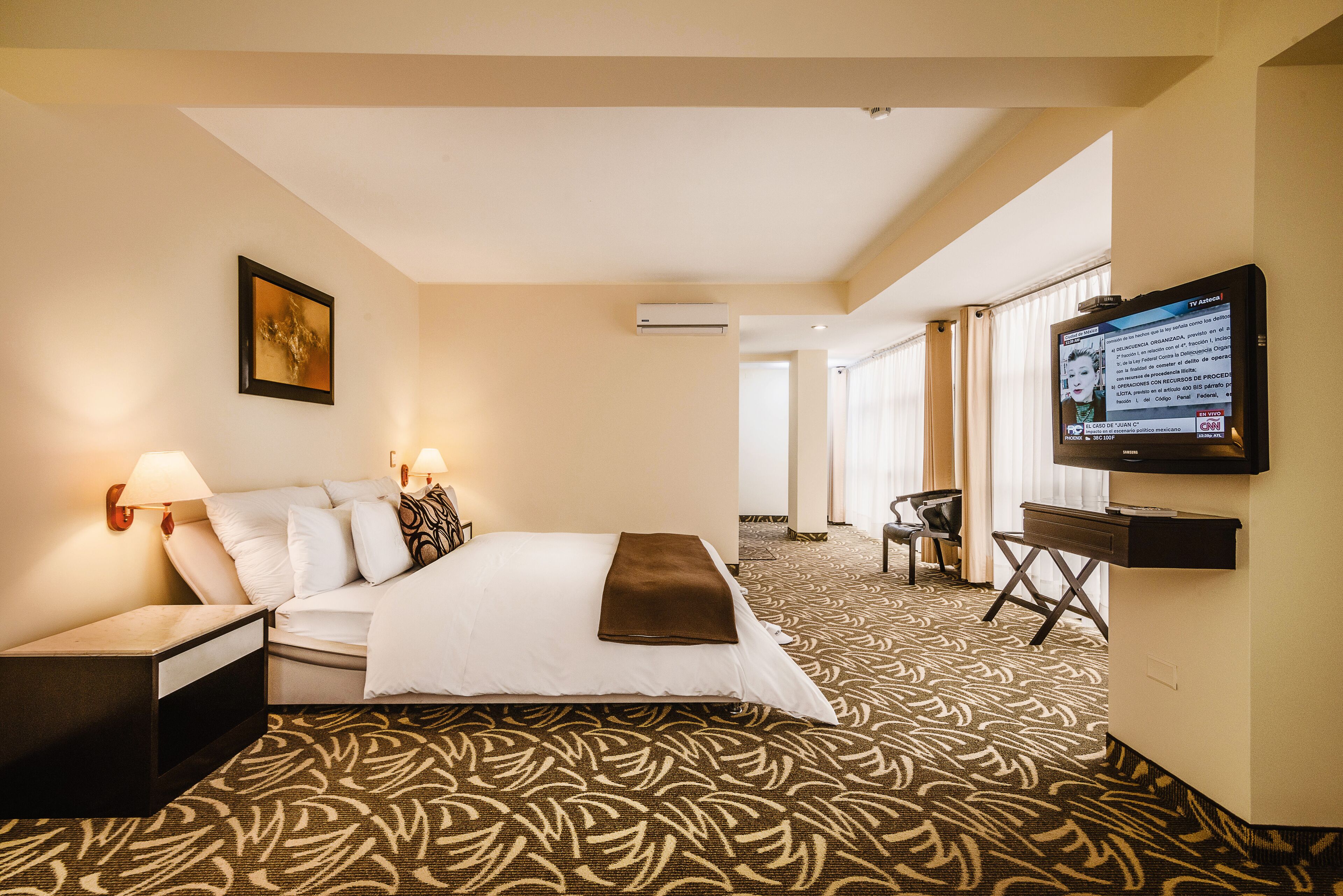 standard room, 1 king bed | down duvets, in-room safe, desk, blackout curtains