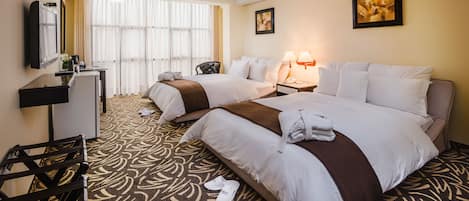 Standaard Twin kamer | Donzen dekbedden, een kluis op de kamer, een bureau