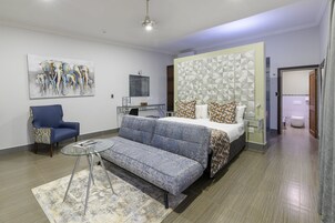 奢华双人房, 1 张特大床 | 高档床上用品、迷你吧、客房内保险箱、特色装修