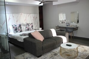 Luxury Double Room, 1 Katil Raja (King) | Peralatan tempat tidur premium, bar mini, peti besi dalam bilik 