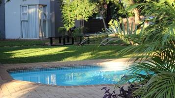 Außenpool, Cabañas (kostenlos), Sonnenschirme