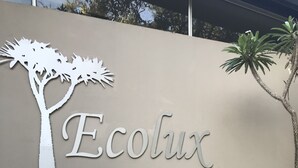 Opastekyltti, jossa lukee ”Ecolux Boutique Hotel & Spa”, ja jossa on puun siluetti ja tähtiä.