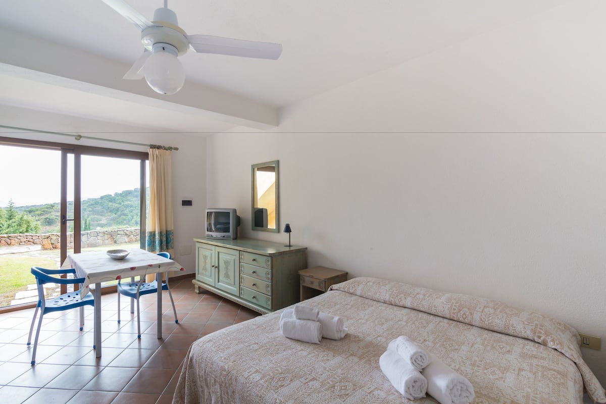 Classic Studio, 1 Double Bed, Bay View | 1 bedroom, in-room safe, cribs/infant beds, free WiFi