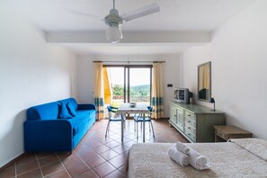 Studio – classic, 1 dobbeltseng, utsikt mot bukt | Oppholdsområde | TV