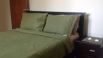 Departamento Deluxe, 2 habitaciones | 2 habitaciones, muebles diferentes y tabla de planchar con plancha