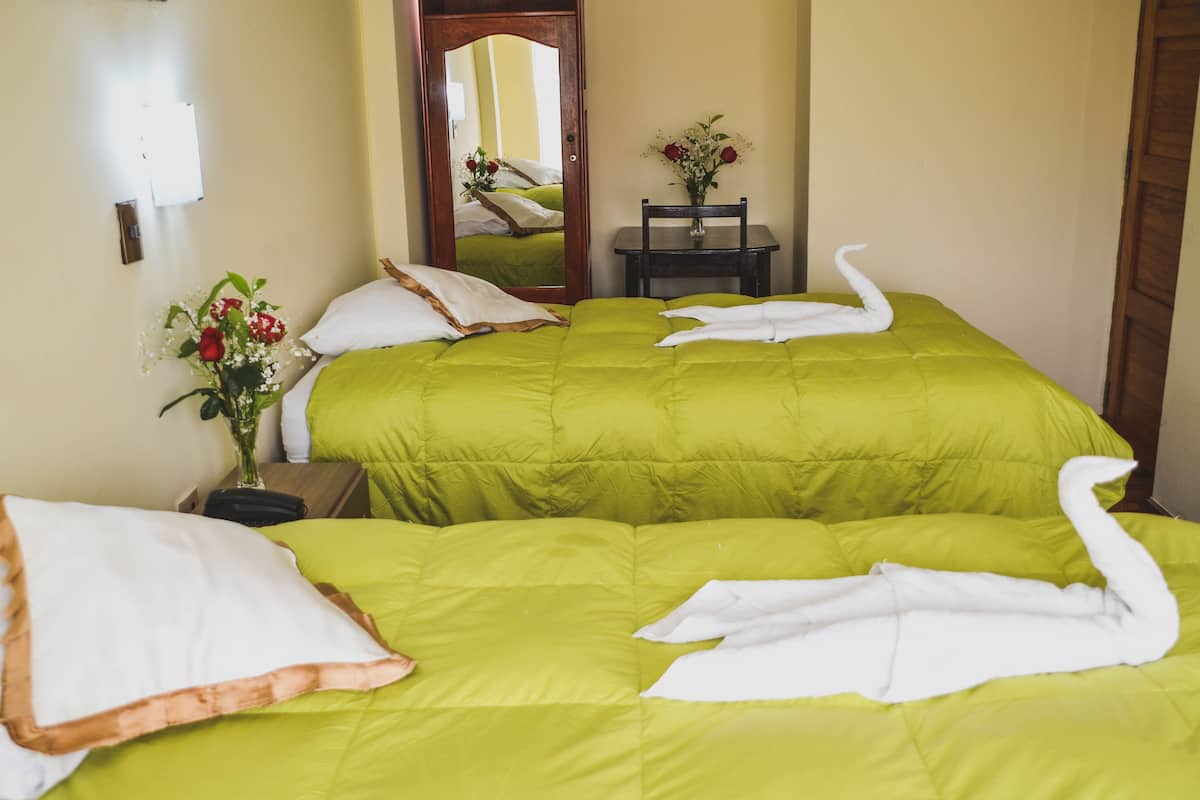 Kamar Twin | Seprai premium, selimut bulu angsa, brankas, dan meja kerja
