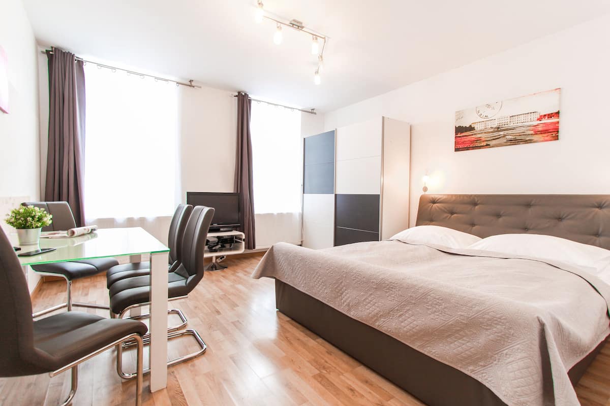 Apartment, 1 Bedroom | Iron/ironing board, free cribs/infant beds, free WiFi, bed sheets