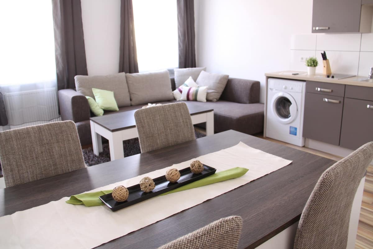 Apartamento conforto, 1 quarto | Sala de estar | TV de tela plana 32 polegadas com canais a cabo, TV, DVD player