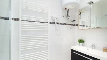 Studio | Bathroom | Shower, rainfall showerhead, hair dryer, towels