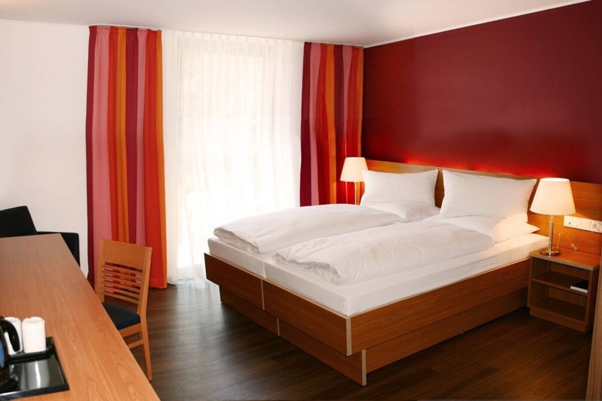 Roupas de cama antialérgicas, cofres nos quartos, escrivaninha