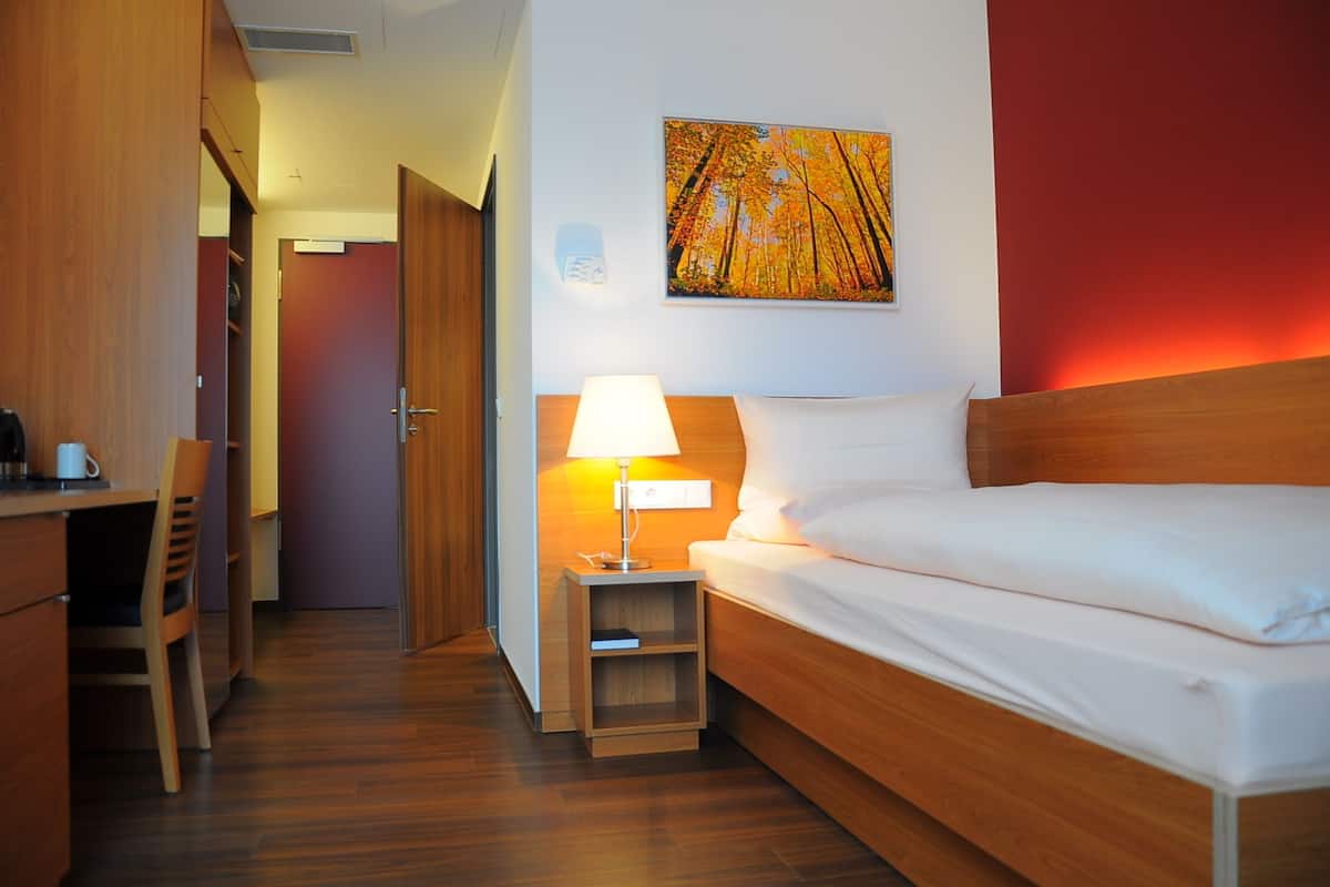 Single Room, Non Smoking | Hypo-allergenic bedding available, in-room safe, desk, blackout drapes
