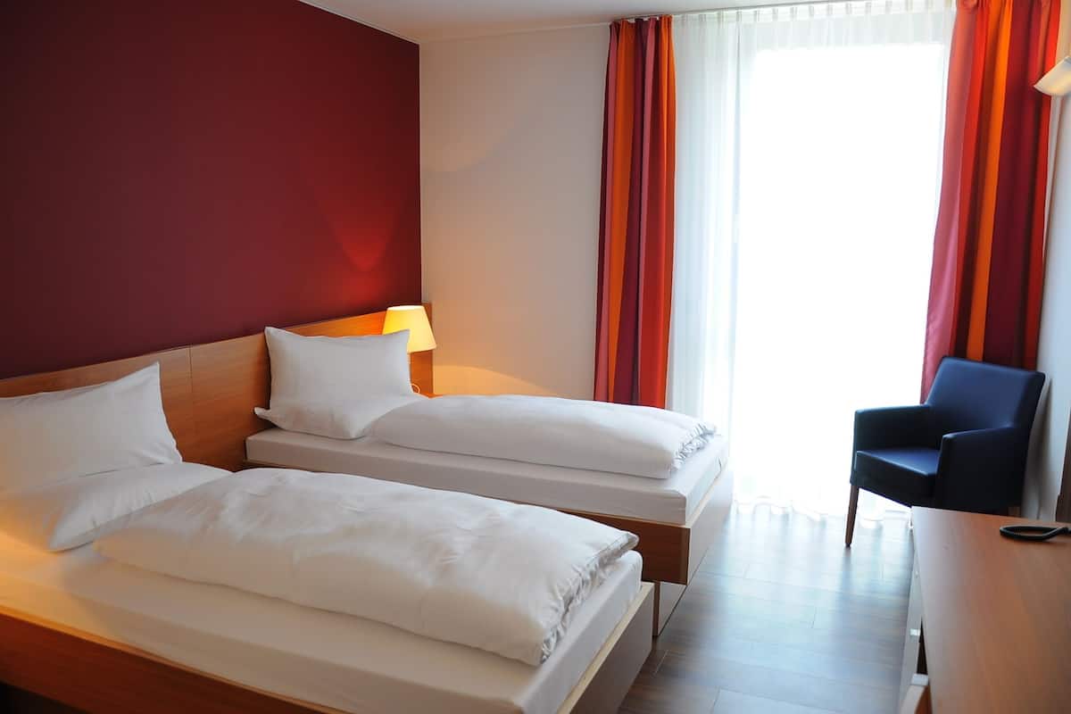 Twin Room, Non Smoking | Hypo-allergenic bedding available, in-room safe, desk, blackout drapes