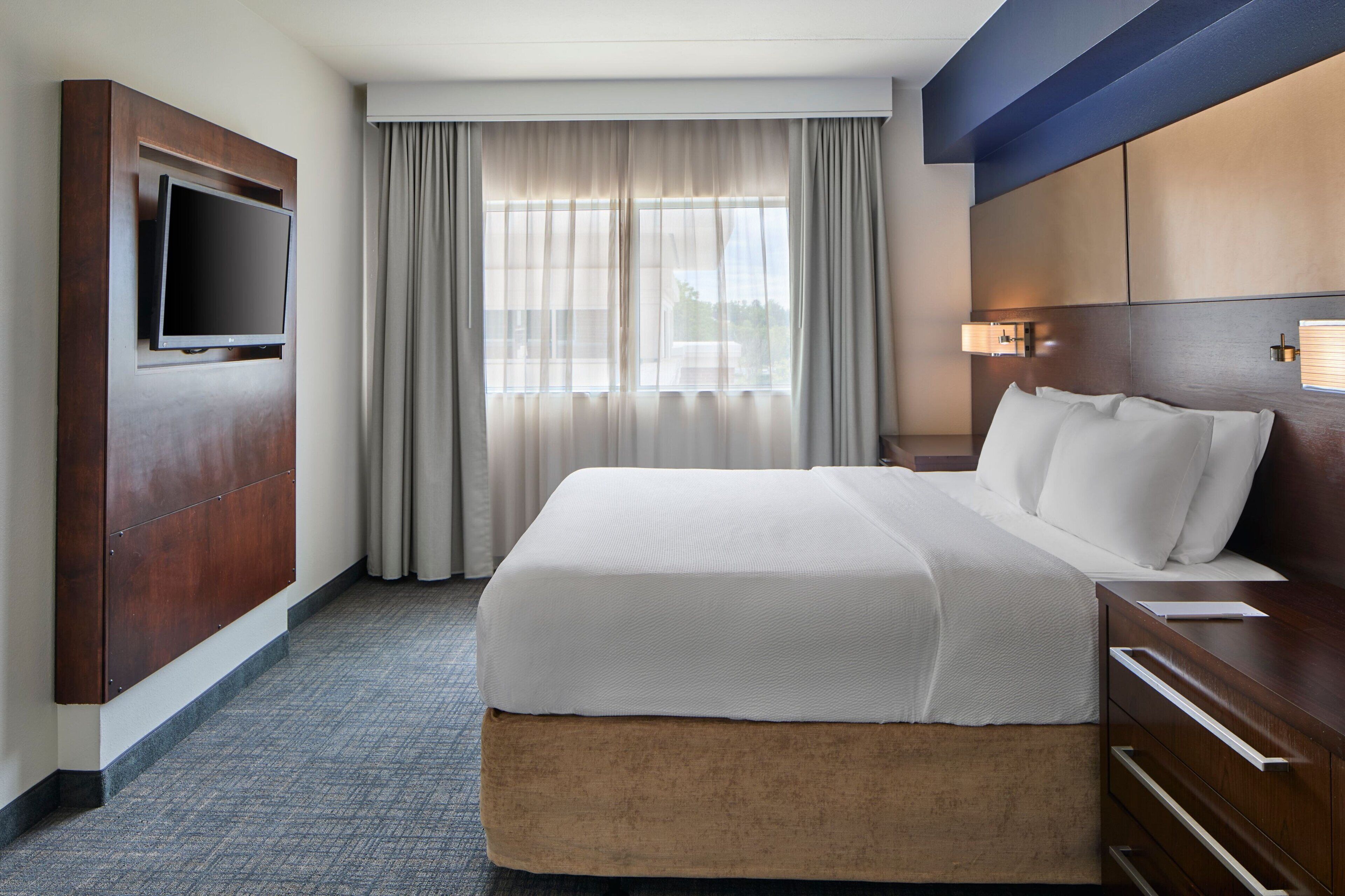 suite, 2 bedrooms (mobility/hearing access, roll-in shwr) | desk, laptop workspace, blackout curtains, iron/ironing board