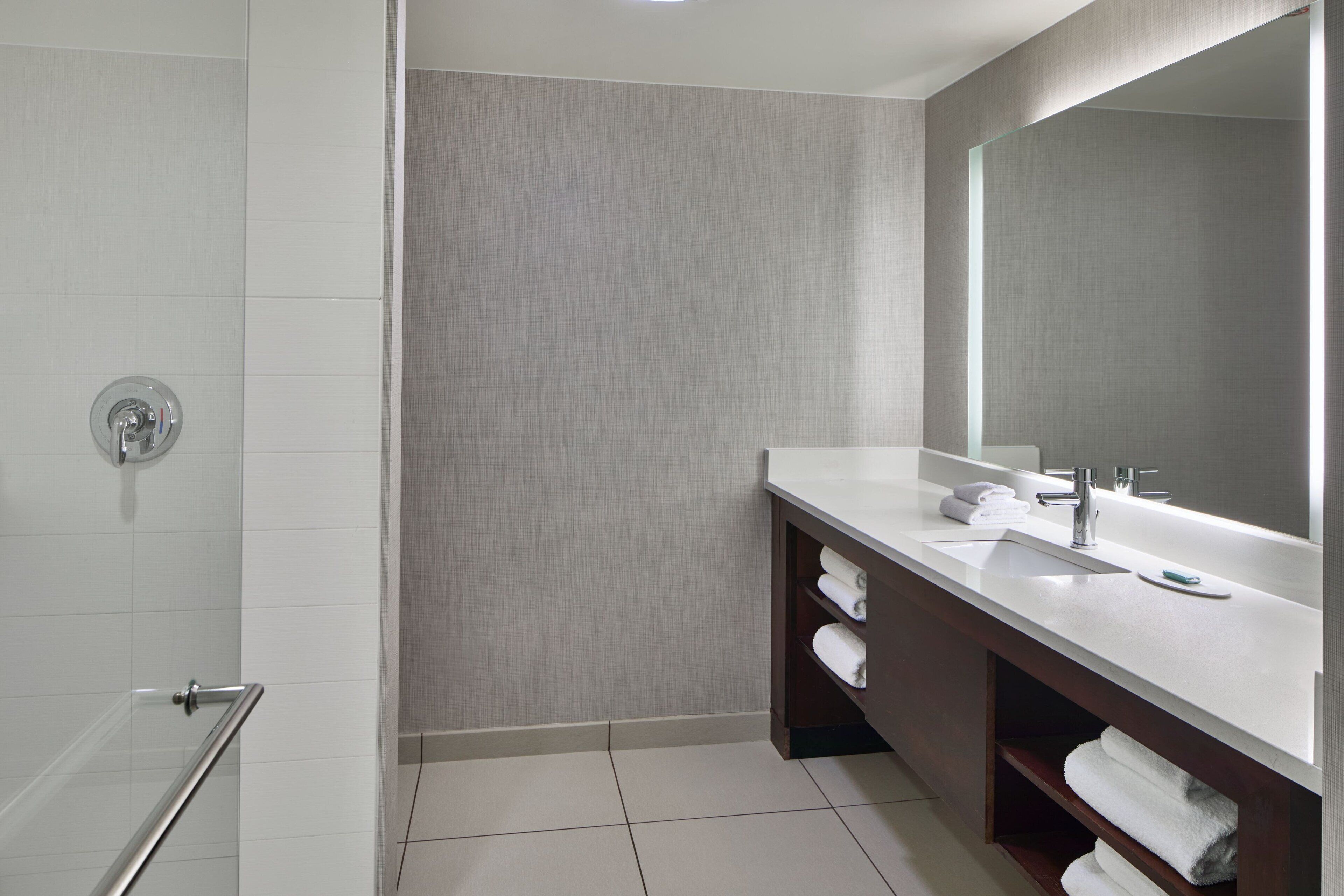 suite, 2 bedrooms (mobility/hearing access, roll-in shwr) | bathroom | rainfall showerhead, free toiletries, hair dryer, towels