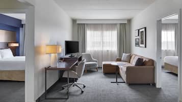 Svíta - 2 svefnherbergi (Mobility/Hearing Access, Roll-In Shwr) | Skrifborð, vinnuaðstaða fyrir fartölvur, myrkratjöld/-gardínur