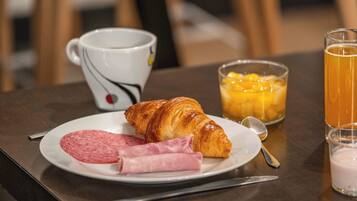 Buffet breakfast on weekdays (EUR 11.9 per person)