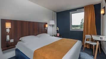 Standard Double Room | Desk, laptop workspace, soundproofing, iron/ironing board