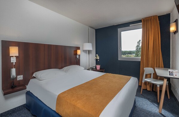 Desk, laptop workspace, soundproofing, iron/ironing board - The originals Hotel Ariane, Toulouse (Toulouse)