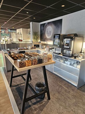 Buffet breakfast on weekdays (EUR 11.9 per person) - The originals Hotel Ariane, Toulouse (Toulouse)