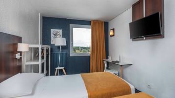 Standard Twin Room | Desk, laptop workspace, soundproofing, iron/ironing board (on request)