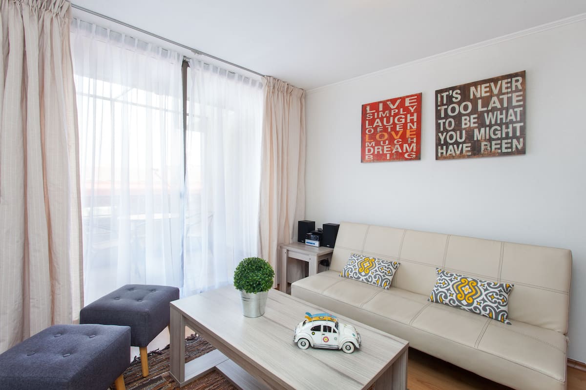 Appartement familial, 2 chambres | Aire de séjour | Téléviseur ACL de 32 po avec télévision par satellite, téléviseur