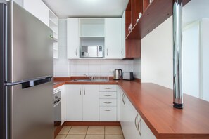 Fridge, microwave, oven, coffee/tea maker - Bellavista Apartments (Santiago)