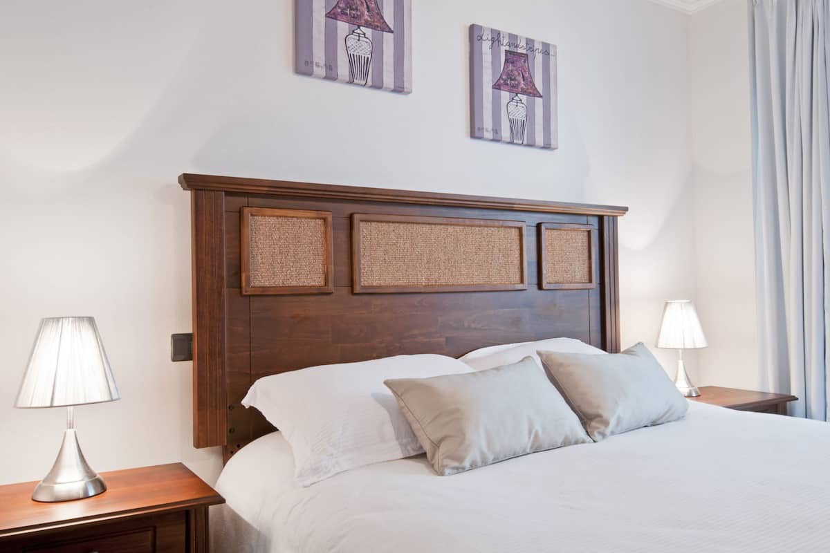 Chambre Standard double, 1 lit double | 1 chambre, literie de qualité, lit avec matelas à plateau-coussin