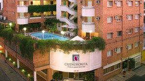A multi-story hotel with balconies, a swimming pool, and a sign reading "CIUDADBONITA." - Hotel Ciudad Bonita (Bucaramanga)