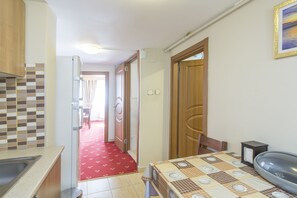 Apartment, 1 Schlafzimmer | Eigene Küche | Kühlschrank, Herdplatte, Wasserkocher mit Kaffee-/Teezubehör