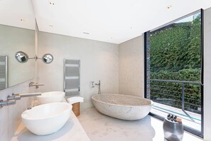 Đồ dùng nhà tắm được thiết kế riêng, máy sấy tóc, khăn tắm 