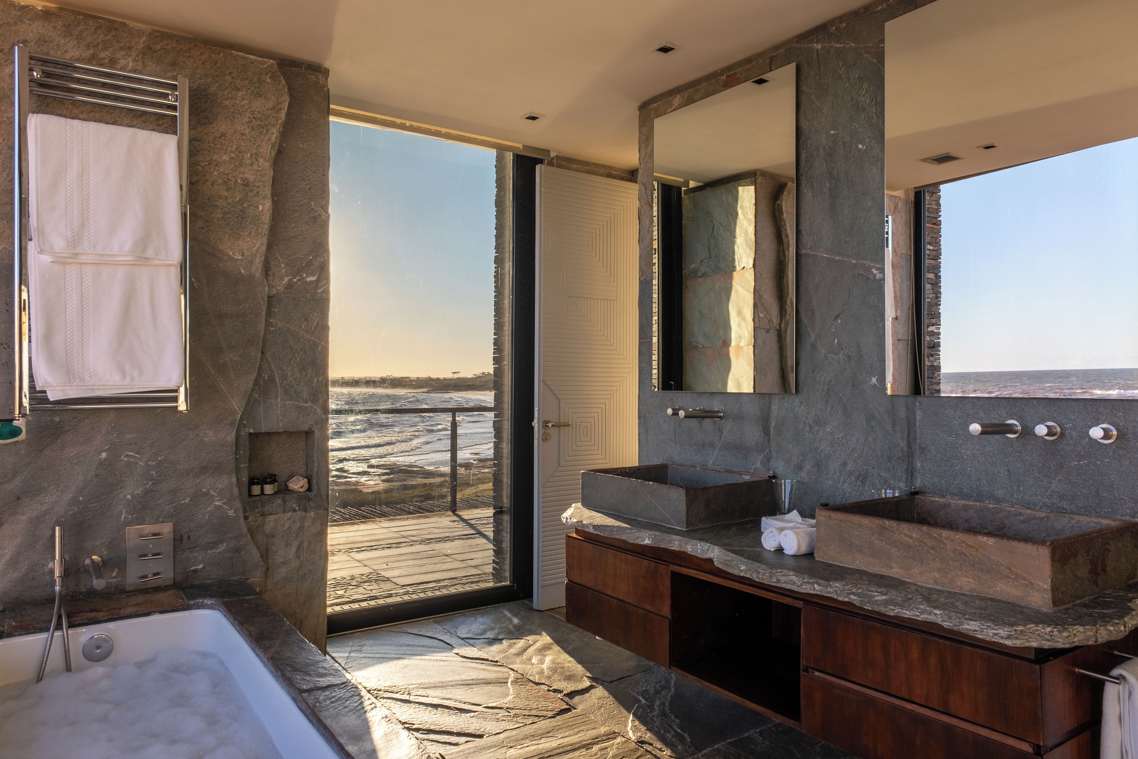 house, 3 bedrooms | premium bedding, down duvets, select comfort beds, minibar