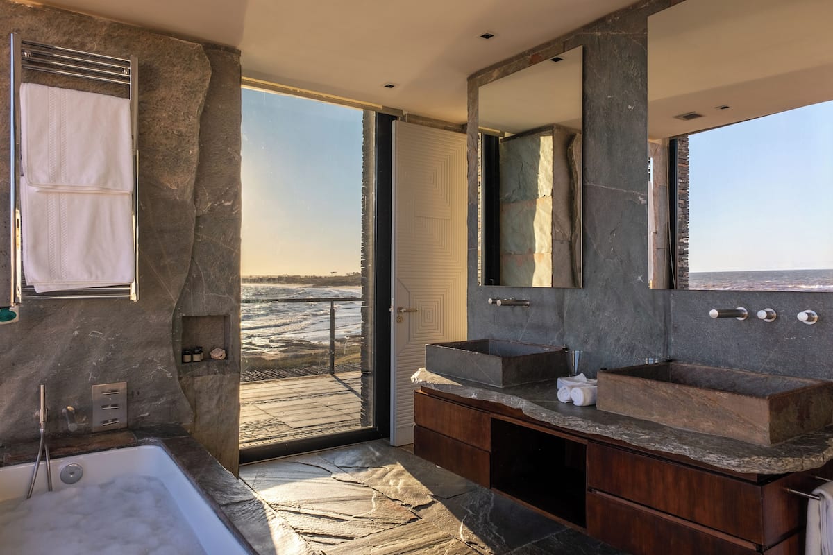 house, 3 bedrooms | premium bedding, down duvets, select comfort beds, minibar