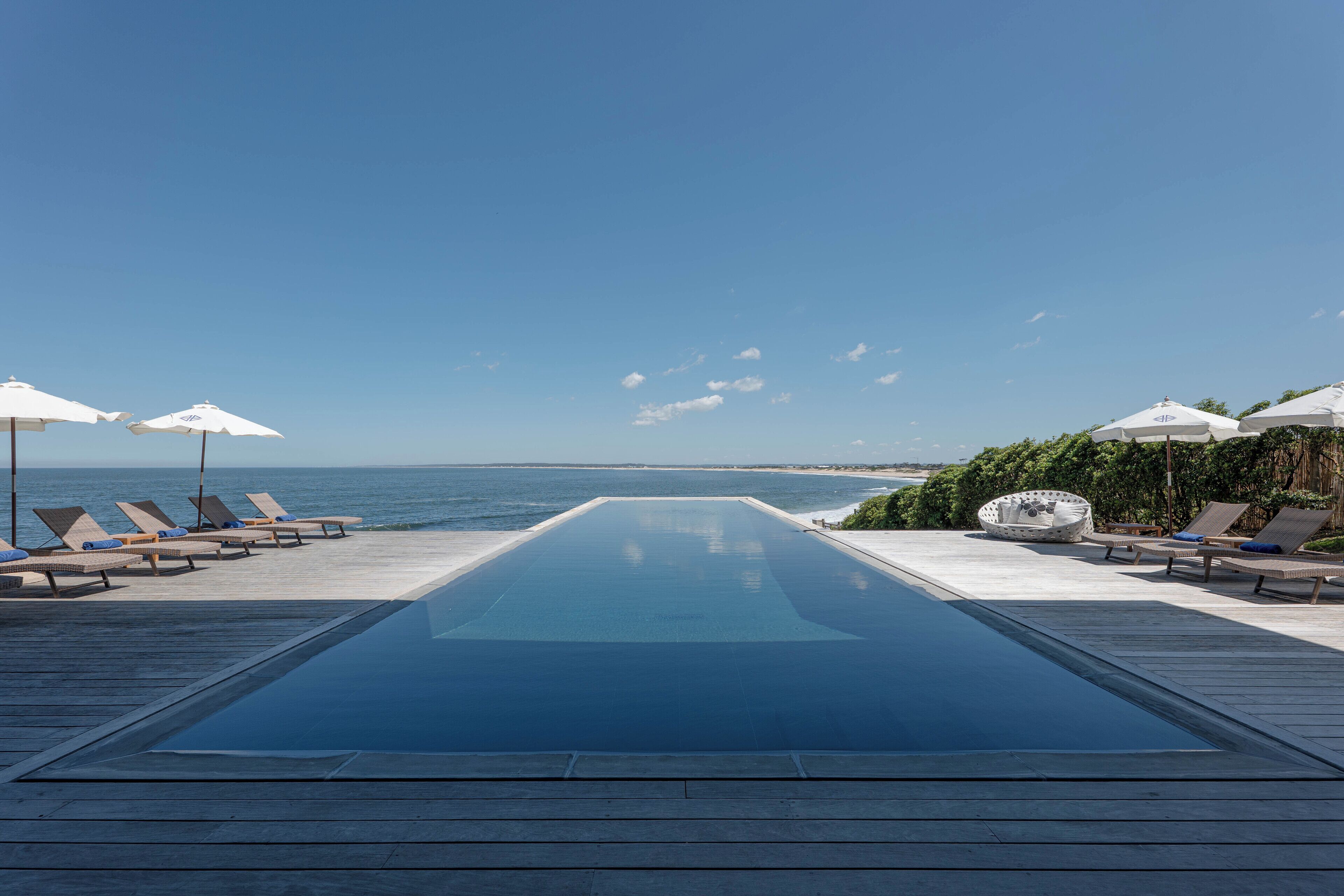 Una piscina al aire libre de temporada