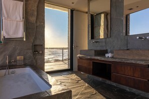 Dobbeltværelse - havudsigt | Badeværelse | Designertoiletartikler, hårtørrer, håndklæder