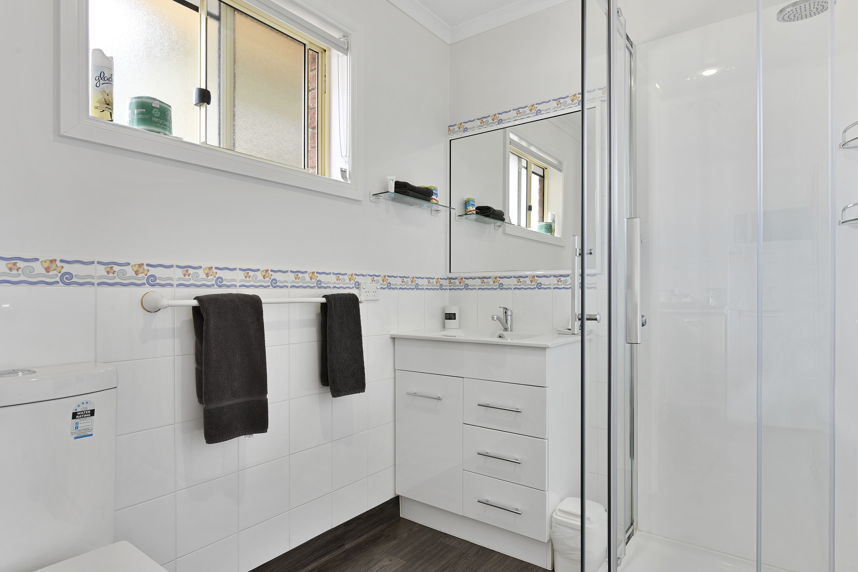Studio | Bathroom | Shower, free toiletries, hair dryer, towels