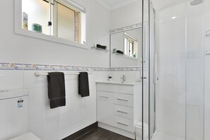 Studio | Bathroom | Shower, free toiletries, hair dryer, towels - Mason's Cottages (Taranna)